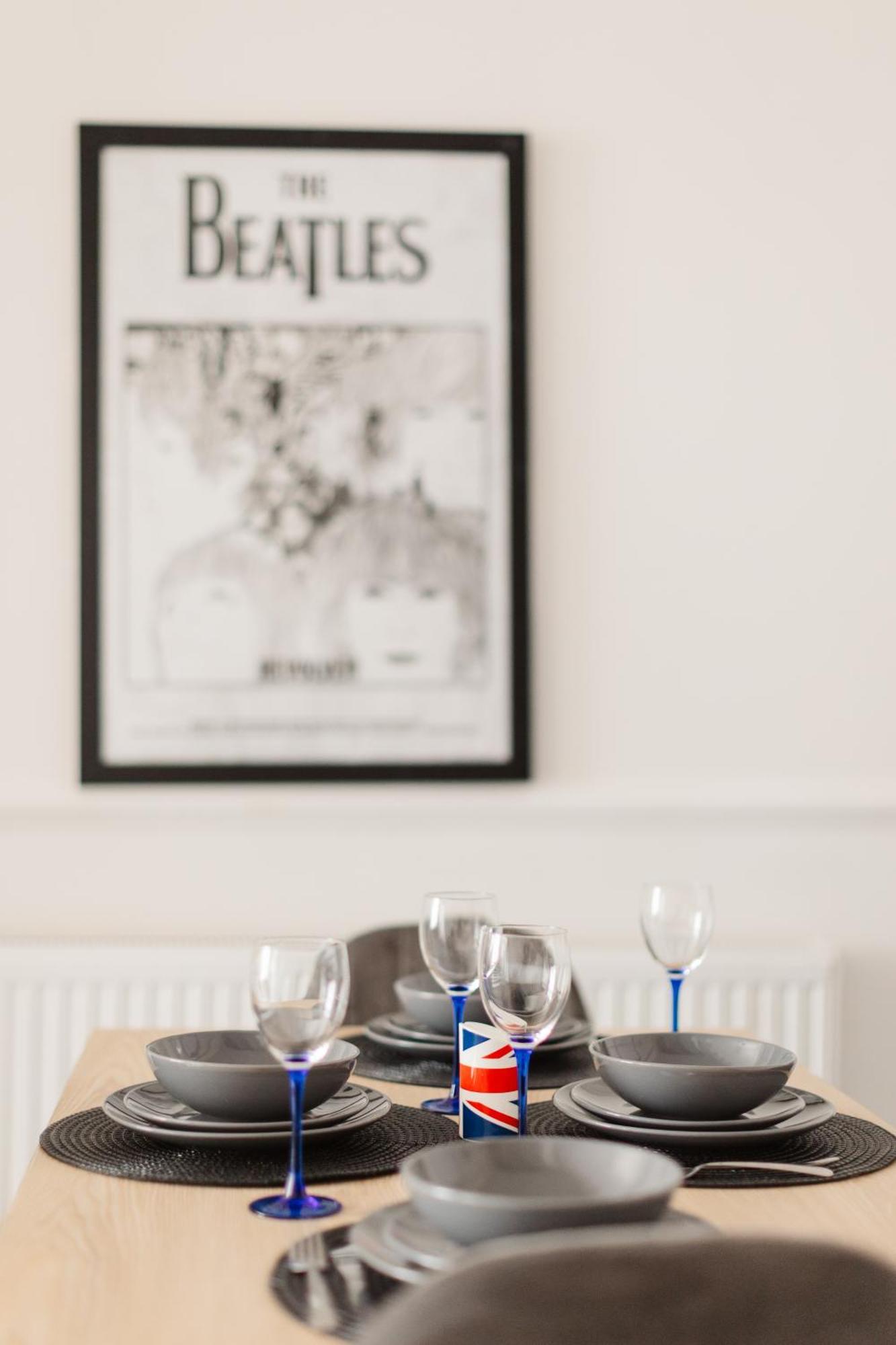 Holiday home Let It Retreat , Anfield, Beatles Themed