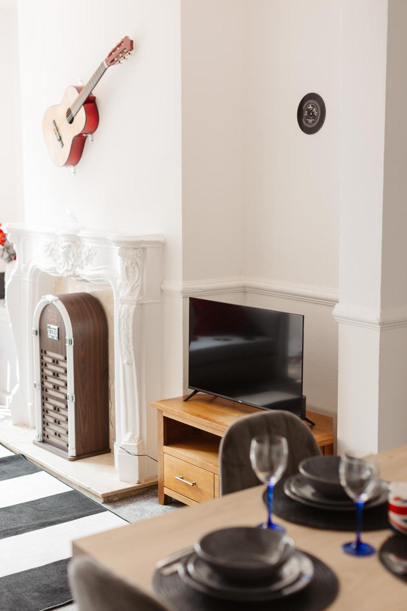 Holiday home Let It Retreat , Anfield, Beatles Themed *